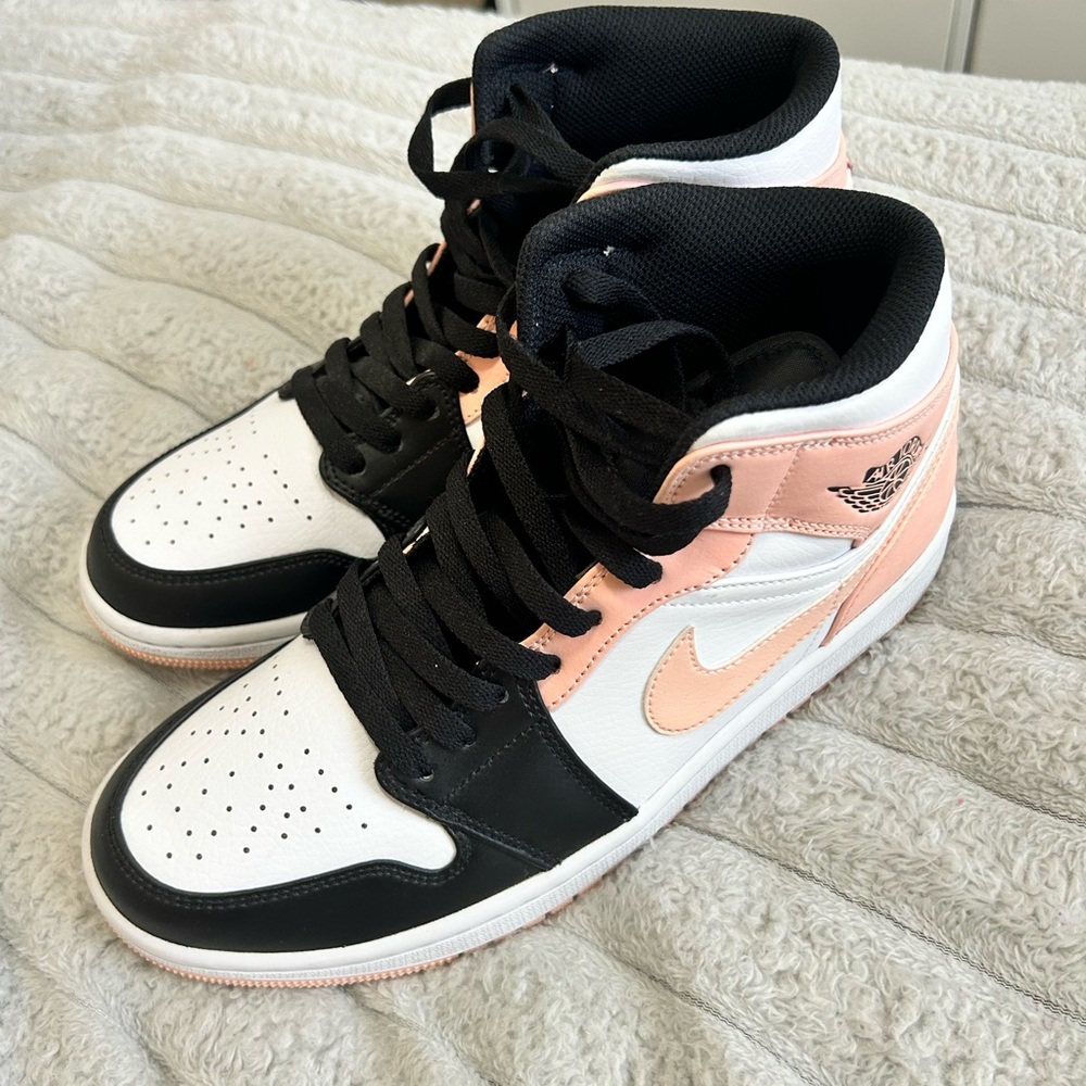 Nike Women's Black and Pink Sneakers